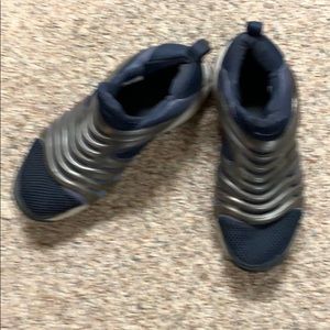 Nike Air Max 2000 line women’s cross trainers